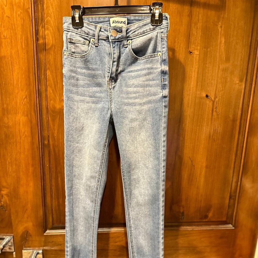 Abound Women's high rise light wash denim jeans, Size 23 - Picture 2 of 12